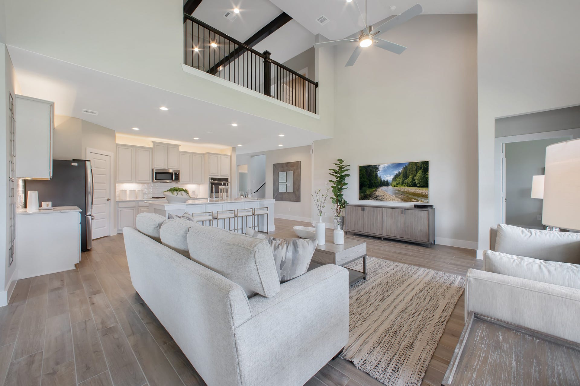 22122 Cortona Creek Lane, Hockley, TX 77447 Welcome family and guests to your charming living room! With its high ceilings, recessed lighting, ceiling fan, custom paint, beautiful flooring, and large windows that let in abundant natural light, this room is perfect for gatherings.
