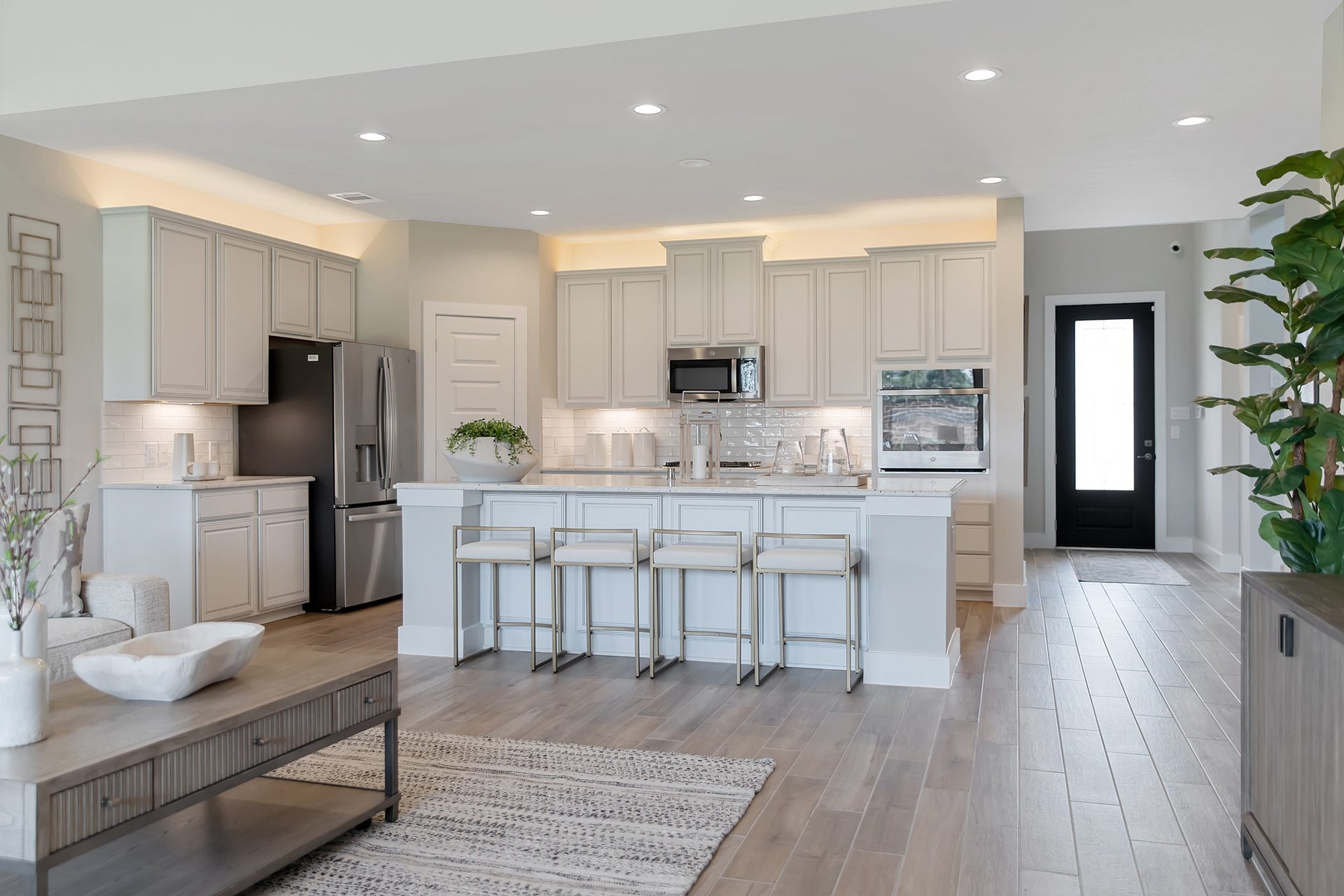 22122 Cortona Creek Lane, Hockley, TX 77447 The kitchen is a culinary haven, featuring granite countertops, a tile backsplash, stainless steel appliances, 42 upper cabinets, and undercabinet lighting.