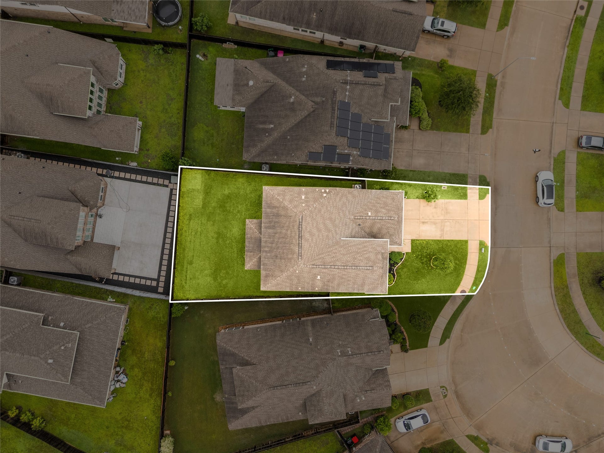 2418 Green Kale Drive, Richmond, TX 77406 This home sits on a large lot with ample yard space in front and the back, lush landscaping and a well-maintained yard. Plenty of space to accommodate guest parking and situated on a quiet street in the Harvest Green community.