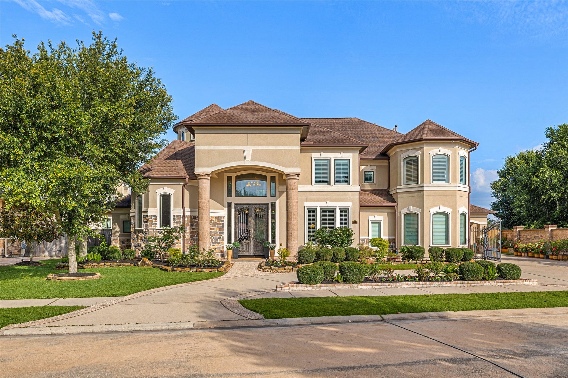 27711 Charter Lake Lane, Katy, TX 77494 Let's take a close tour, shall we?
