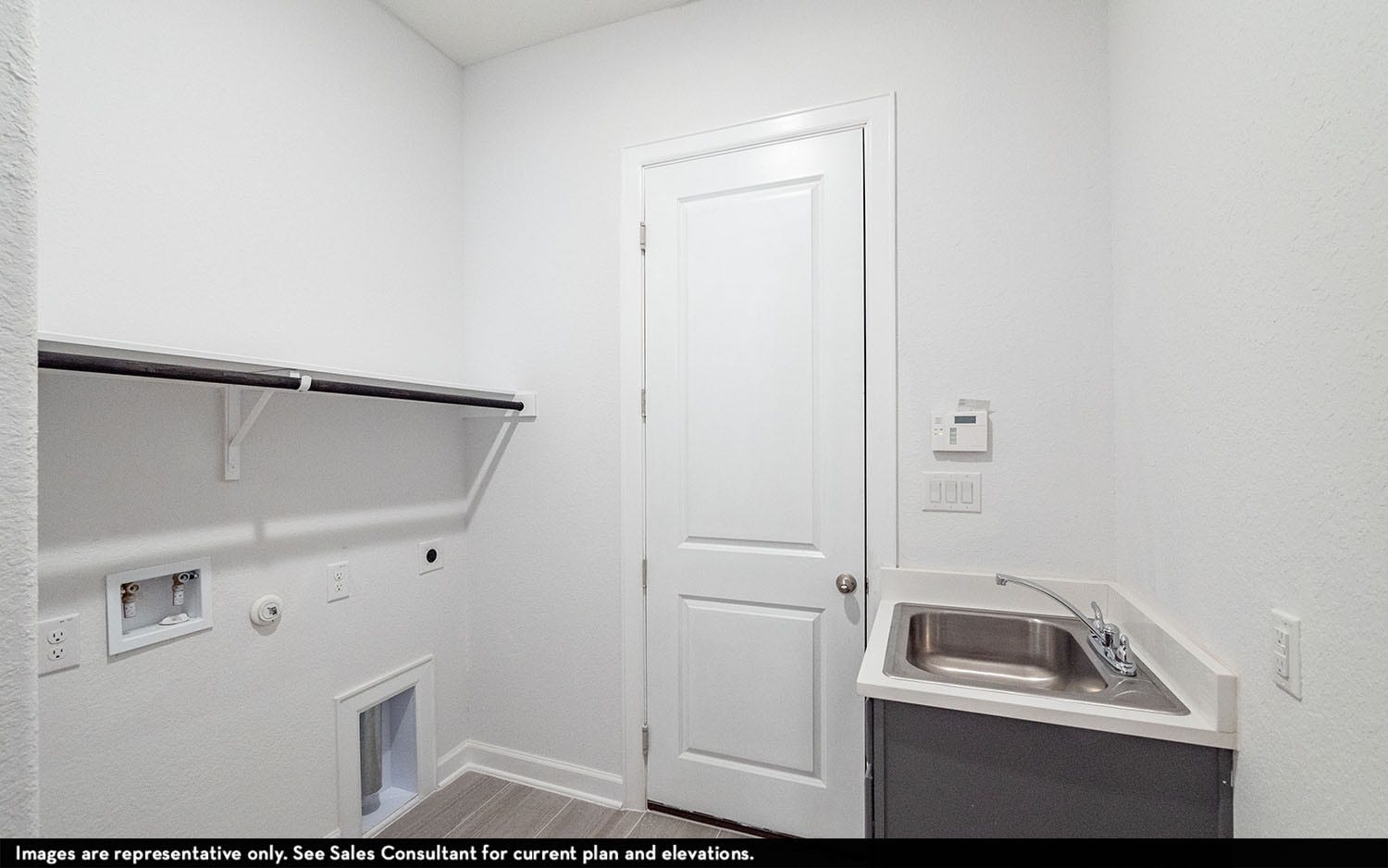 138 Lakeland Circle, Rosharon, TX 77583 Utility closet