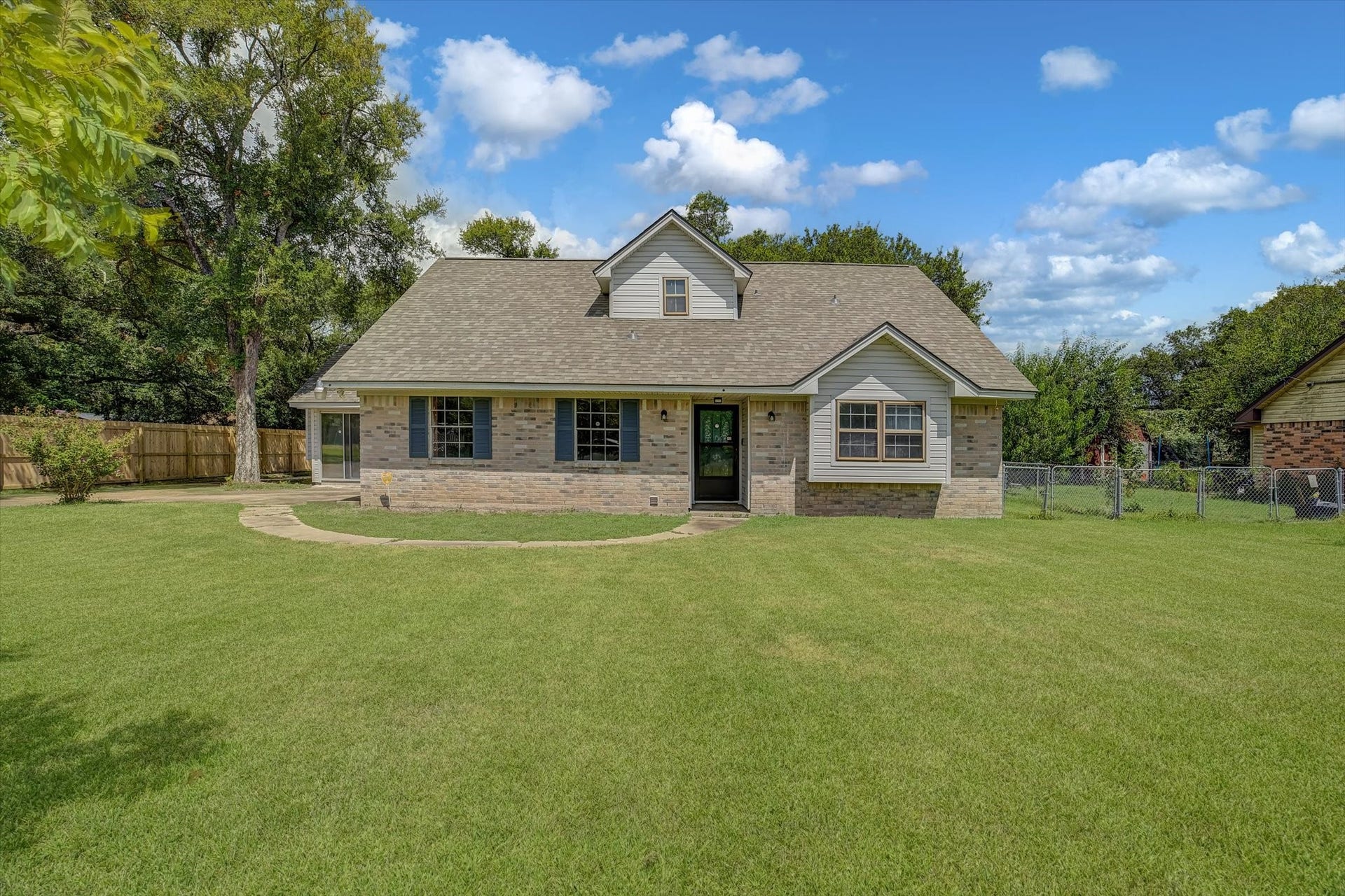 110 Mockingbird Lane, Clute, TX 77531