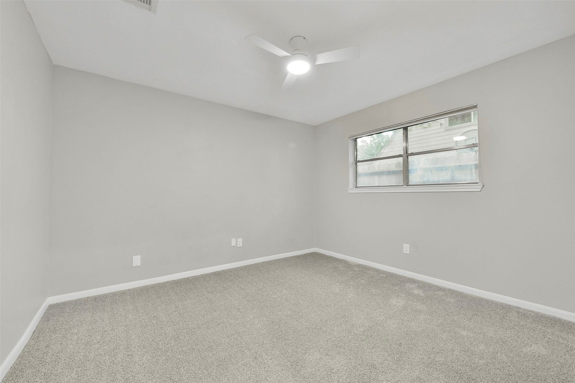 Secondary bedroom...