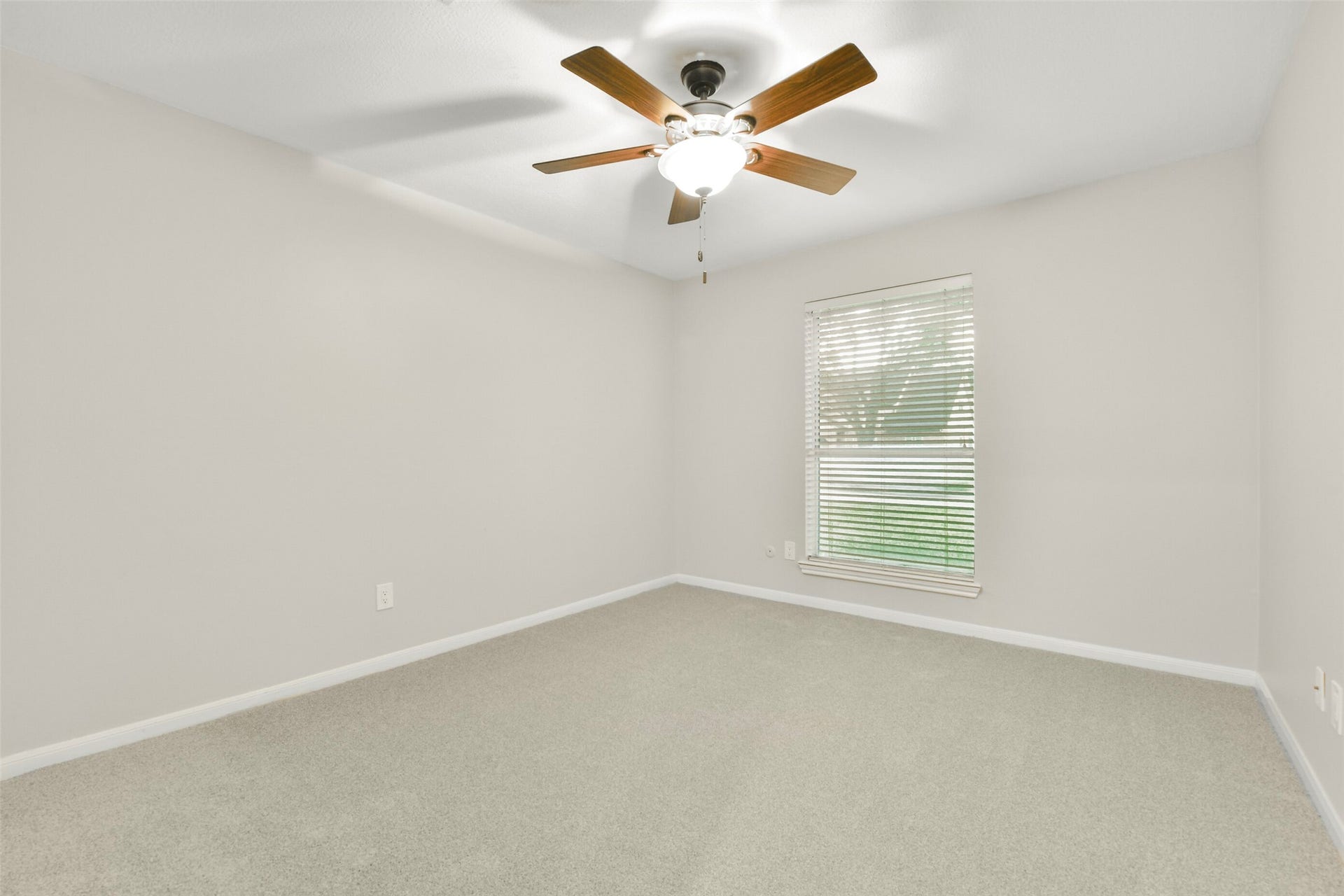 Secondary guest bedroom...