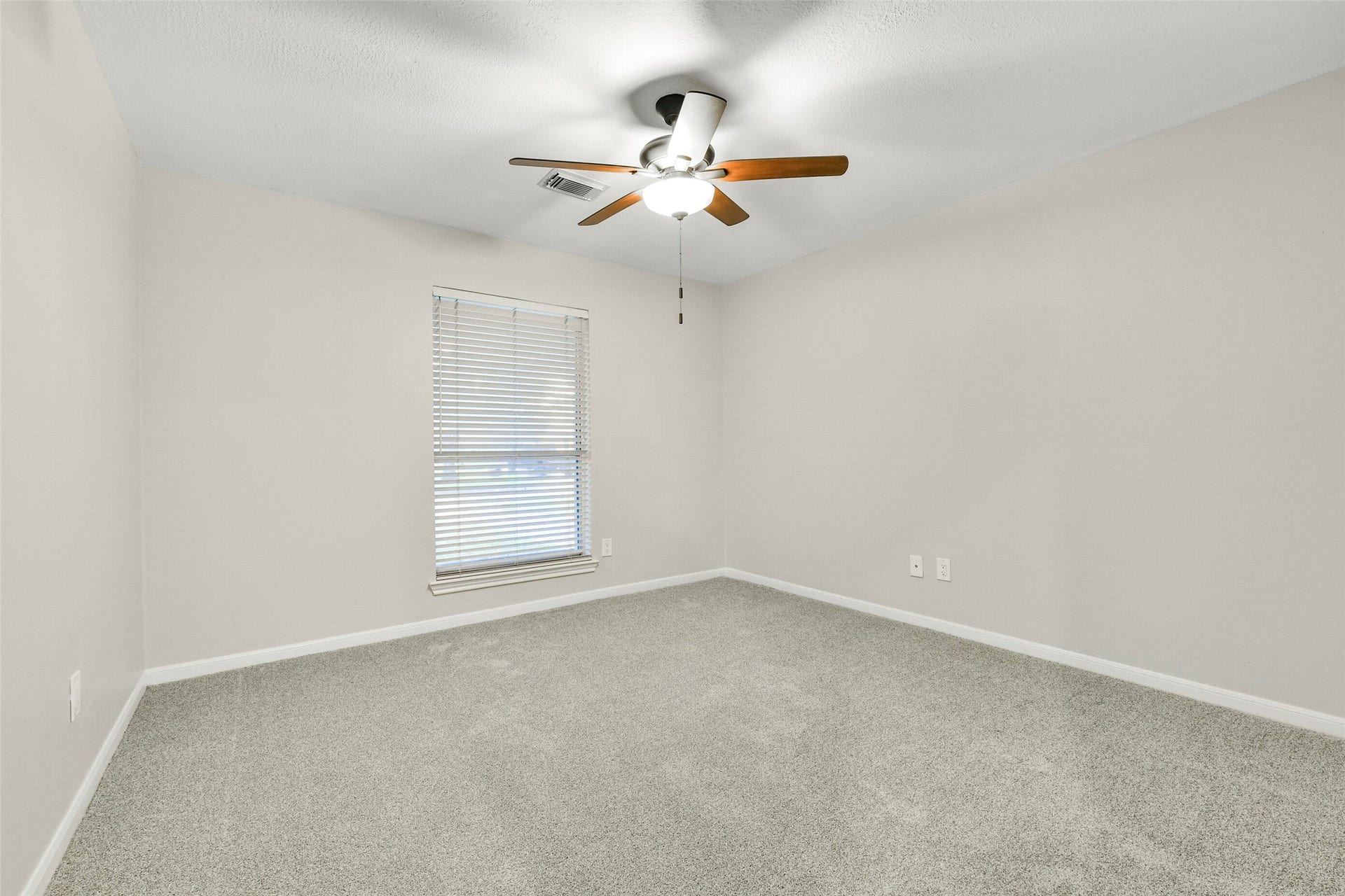 Secondary bedroom...
