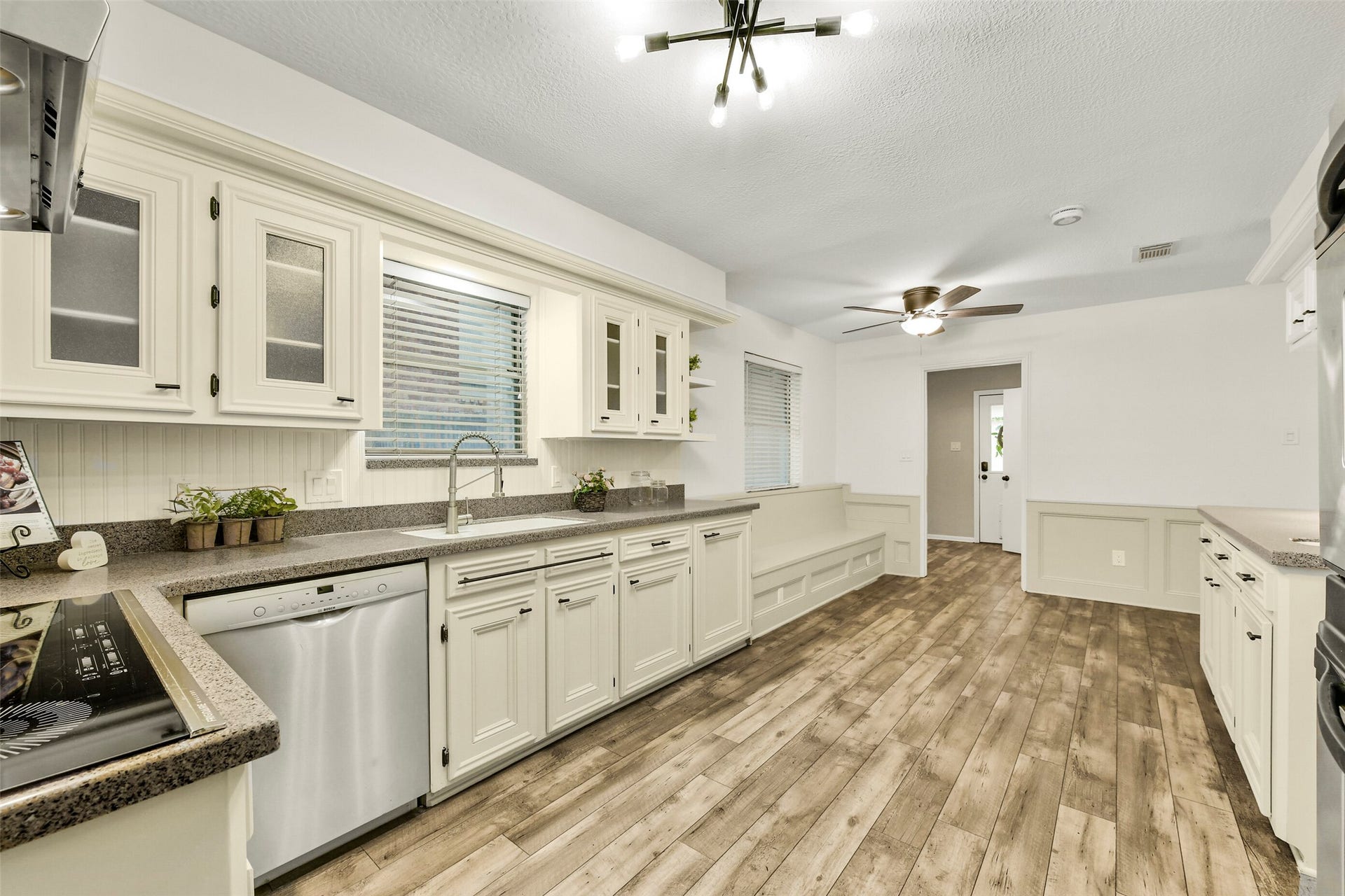 Another view of the kitchen....