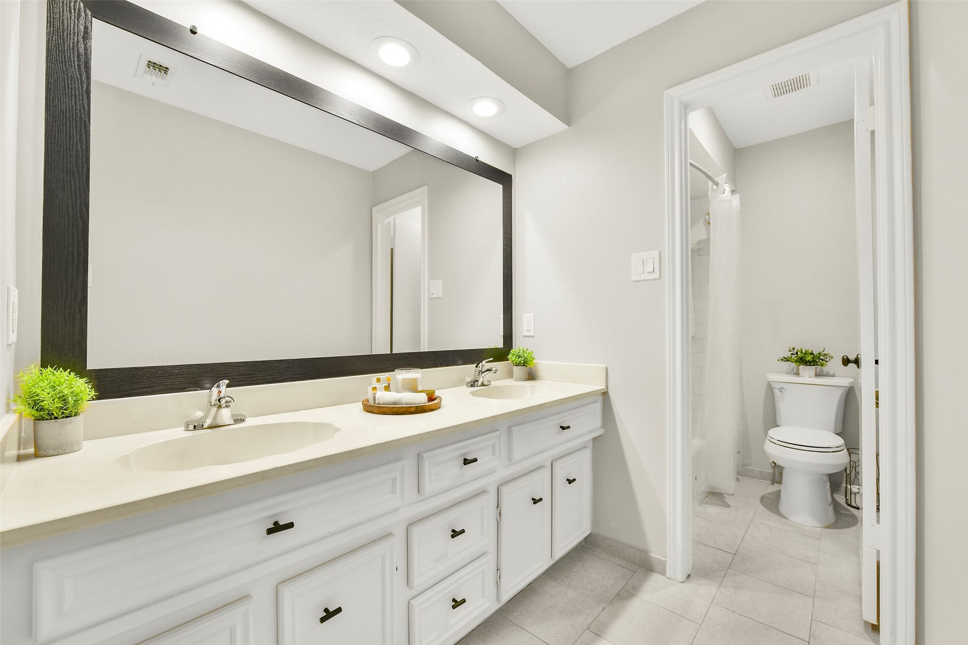 Shared hallway bathroom.... features double sinks and a tub/shower combo.
