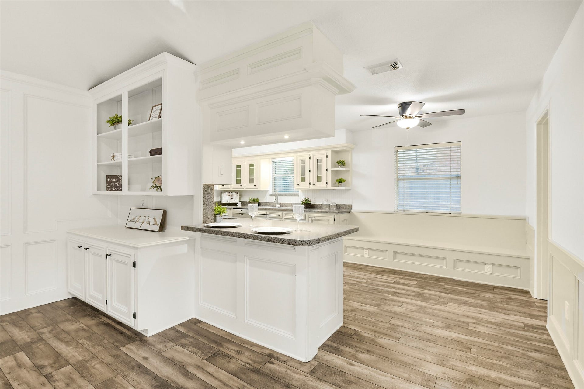 Kitchen breakfast area...