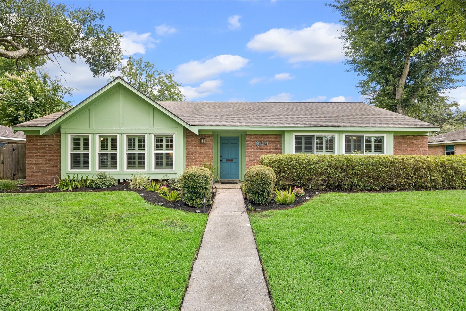 Darling 3/2 bath Cottage home in Braeburn Valley.