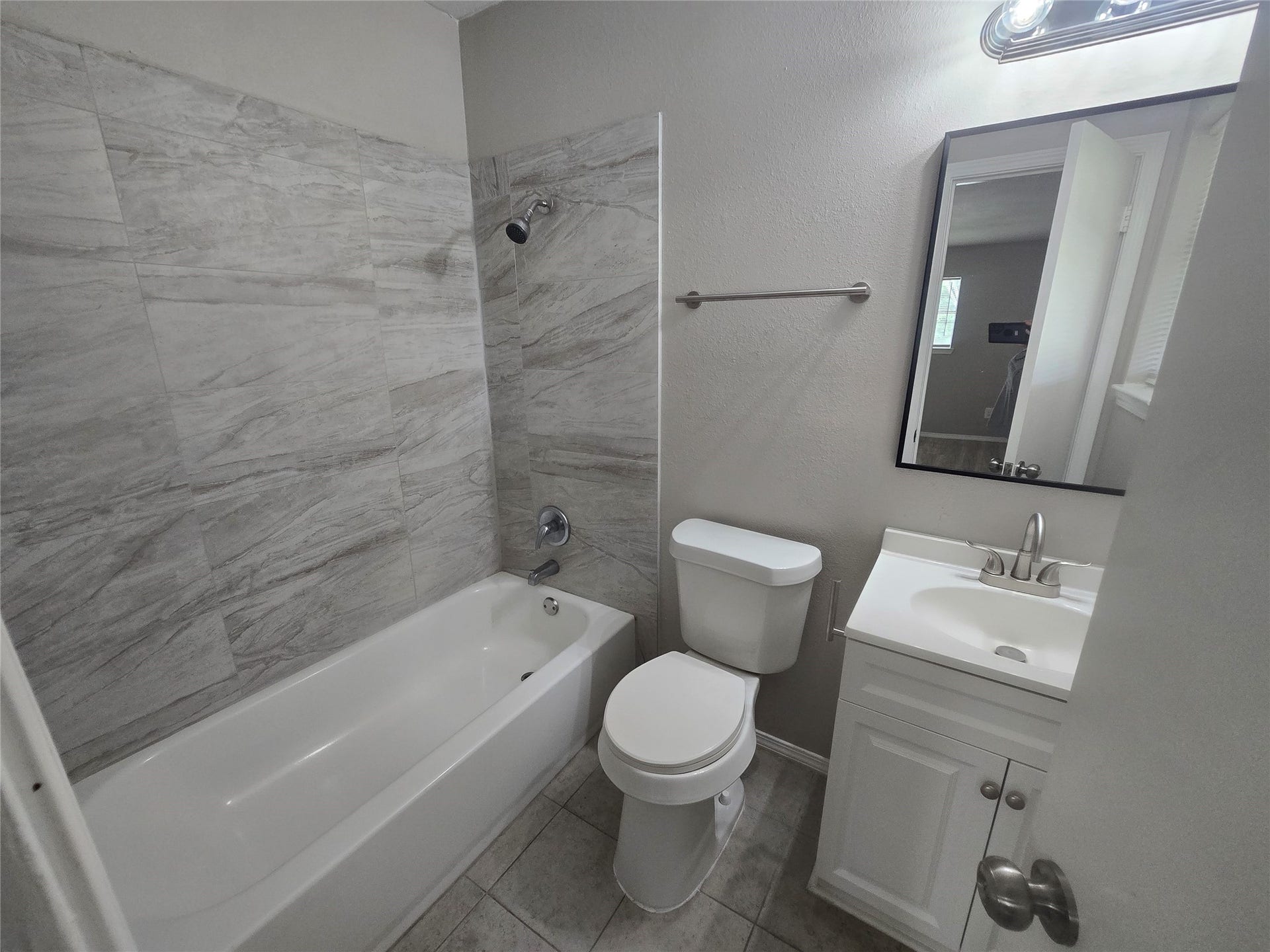 3453 W Highway 6, #1, Alvin, TX 77511 Primary bathroom