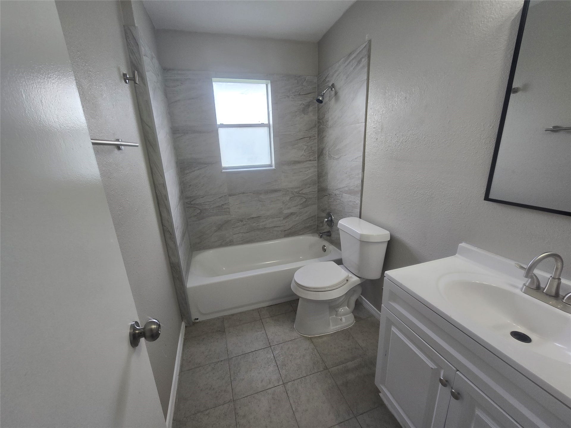 3453 W Highway 6, #1, Alvin, TX 77511 Hall/Guest bathroom