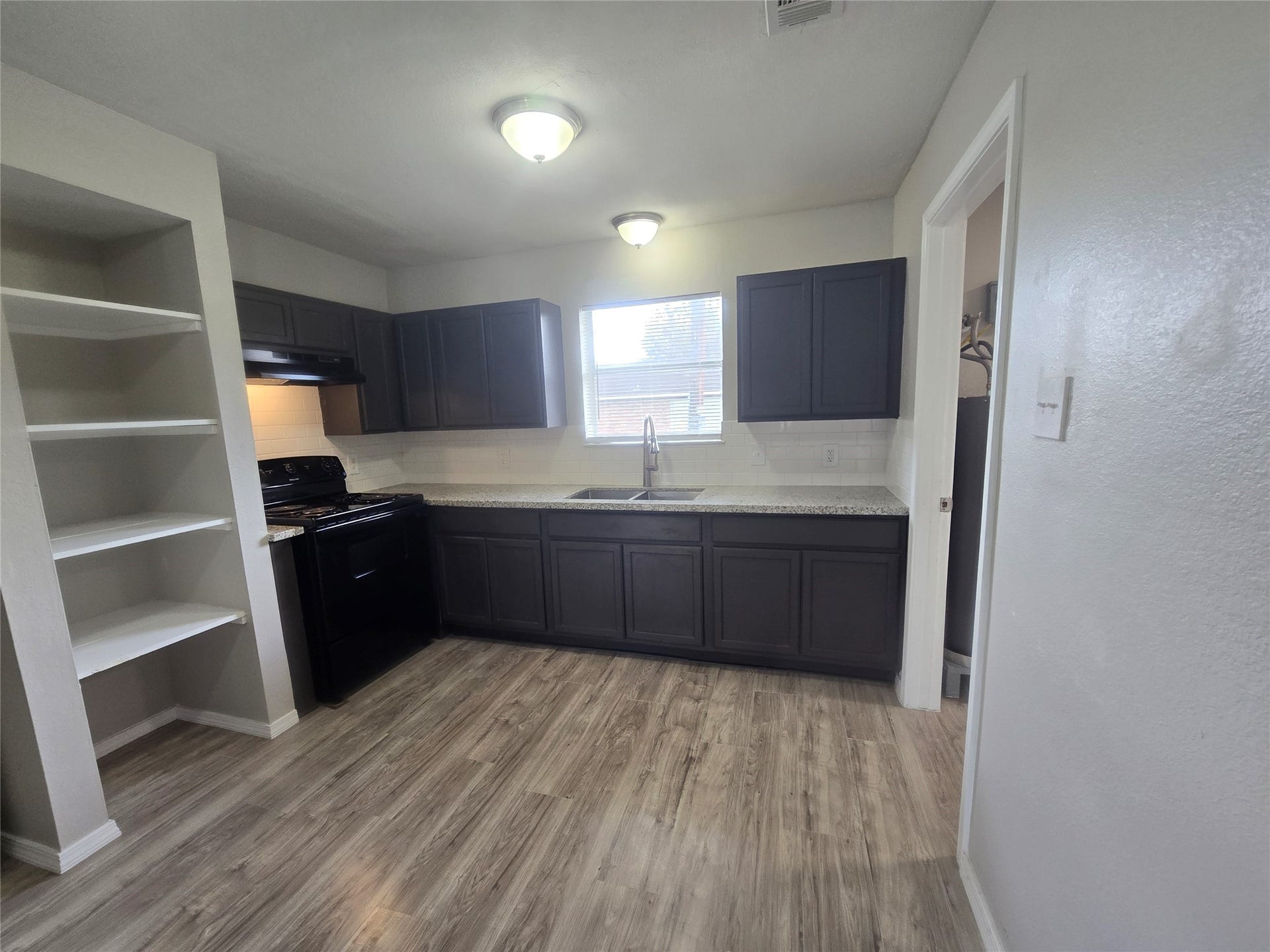 3453 W Highway 6, #1, Alvin, TX 77511 kitchen/dining combo