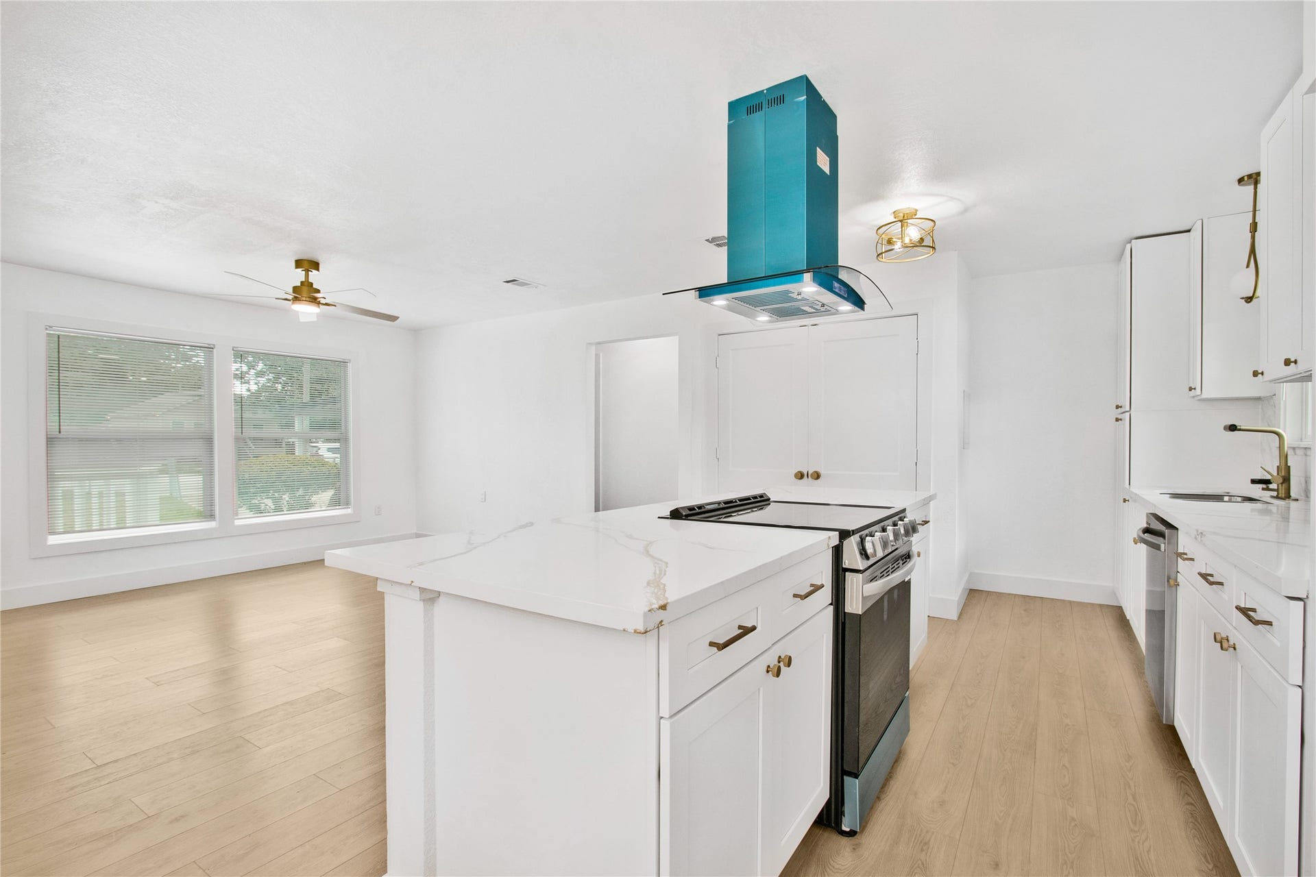 1118 Lake Road, La Marque, TX 77568 1118 Lake Road, La Marque, TX 77568