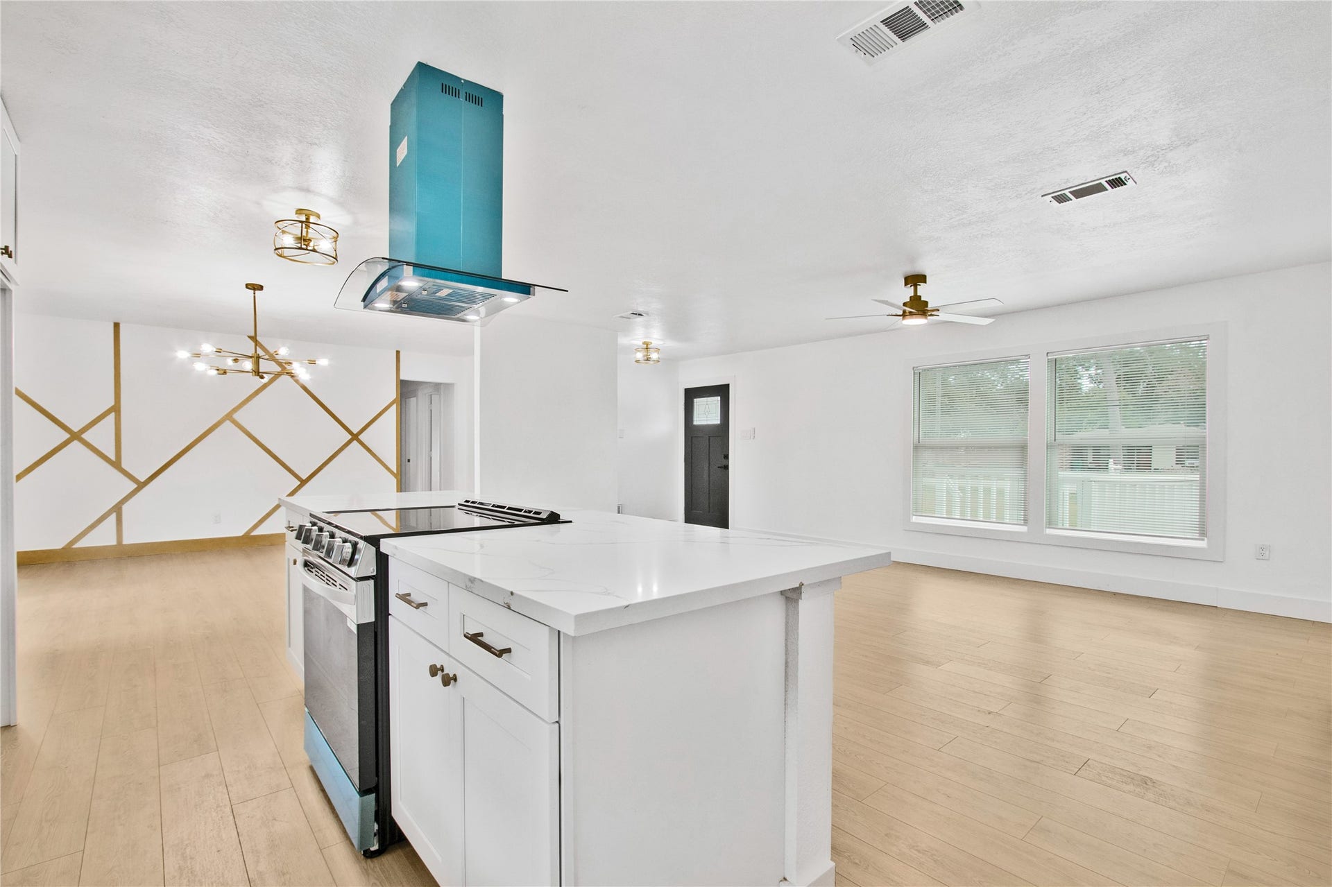 1118 Lake Road, La Marque, TX 77568 1118 Lake Road, La Marque, TX 77568