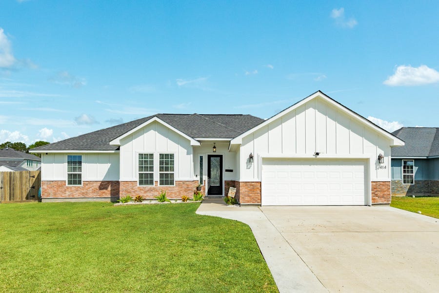 Property photo for 414 Burning Tree Lane, West Columbia, TX