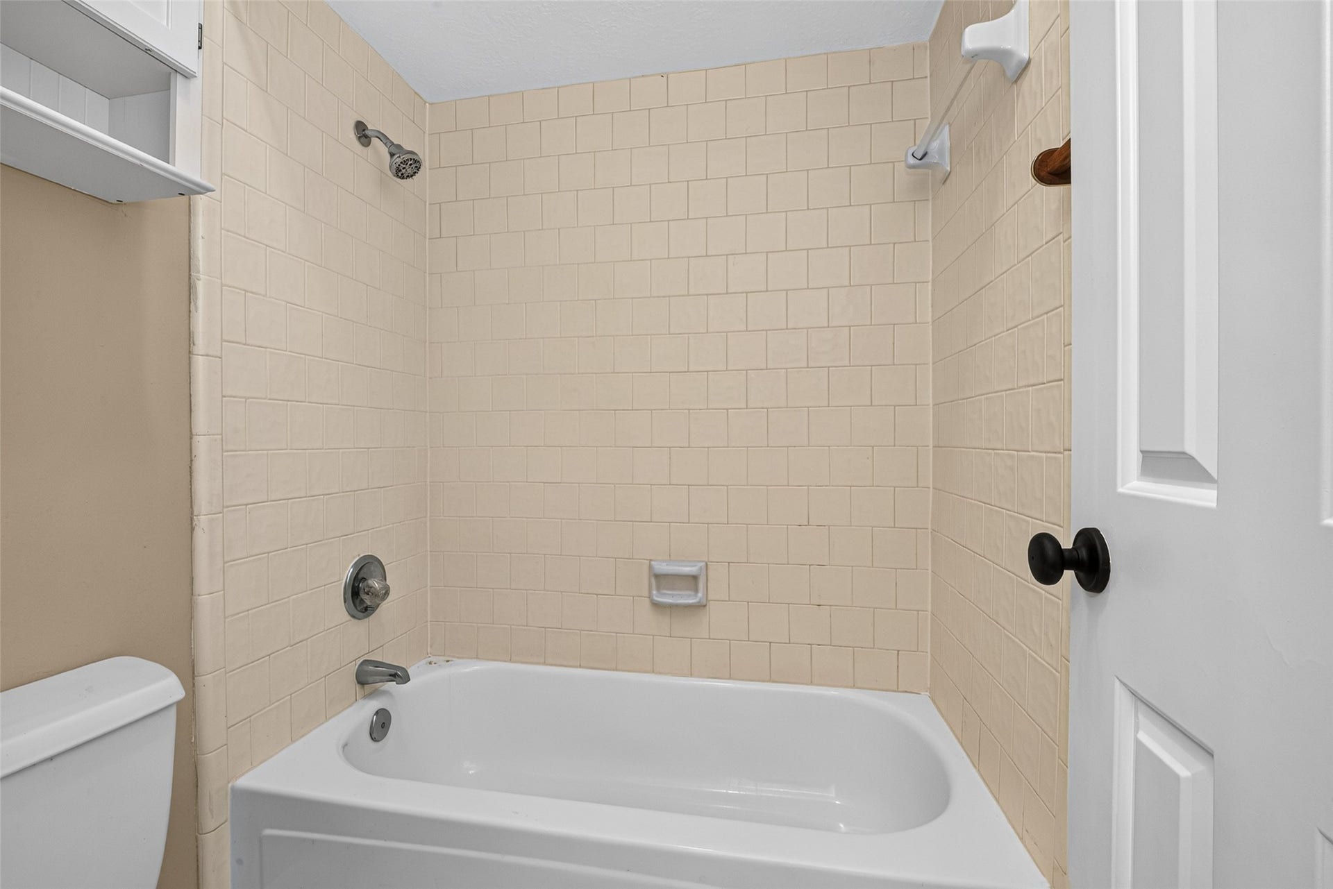 16002 Brittany Knoll Drive, Houston, TX 77095 The secondary bath has a tub/shower combo.