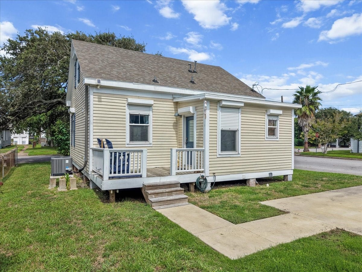 4201 Avenue R, Galveston, TX 77550 Rear exterior showing the homes simple, functional layout.