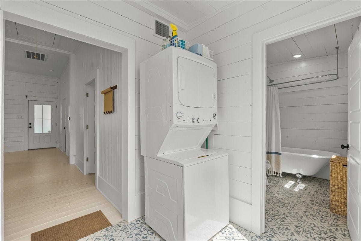 4201 Avenue R, Galveston, TX 77550 Clean bathroom with tub/shower combination.
