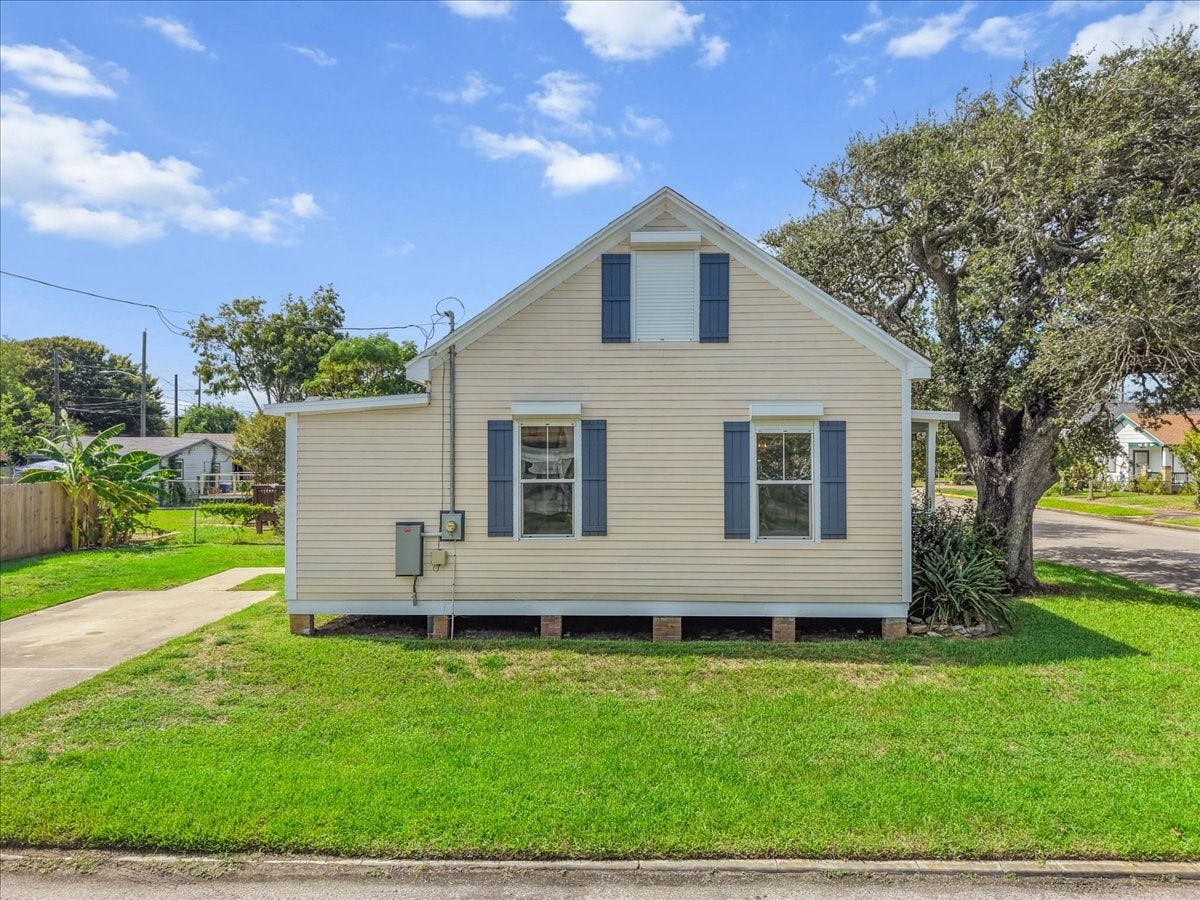 4201 Avenue R, Galveston, TX 77550 Side/rear exterior with easy access around the property.