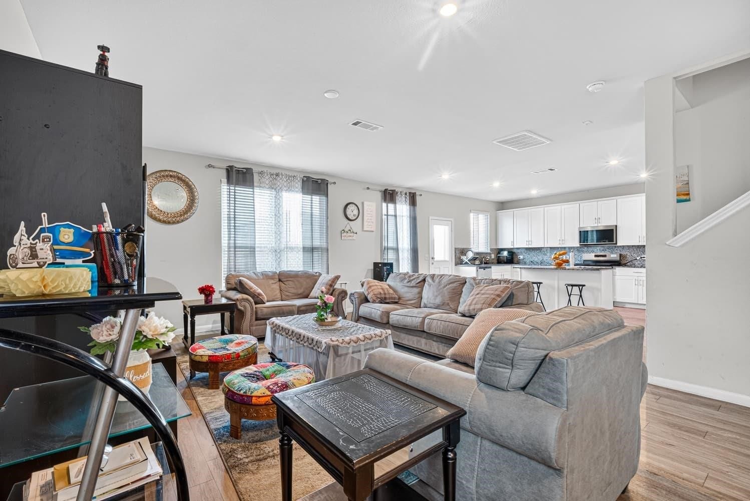 6903 Hobby Wind Ridge Drive, Houston, TX 77075 6903 Hobby Wind Ridge Drive, Houston, TX 77075