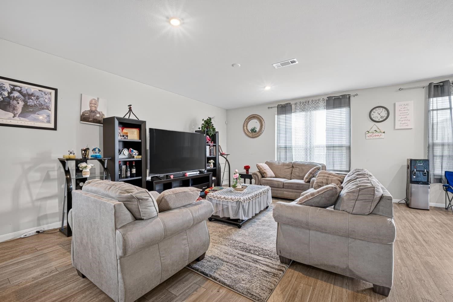6903 Hobby Wind Ridge Drive, Houston, TX 77075 6903 Hobby Wind Ridge Drive, Houston, TX 77075
