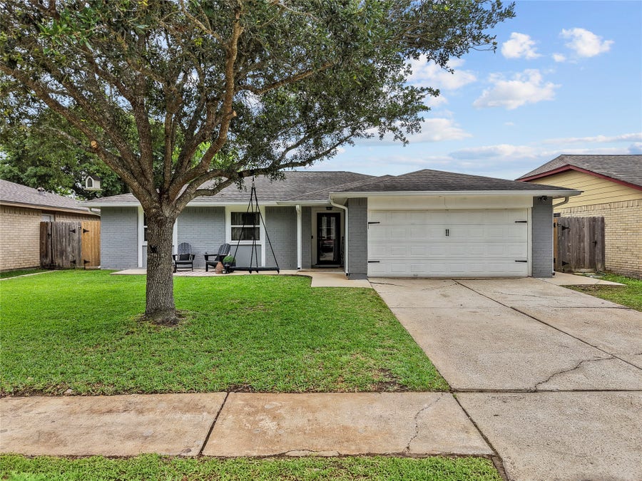 Property photo for 204 Sweetgum Drive, League City, TX