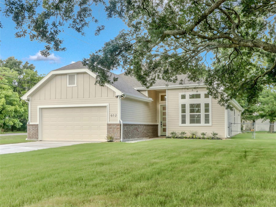 Property photo for 612 Evans Street, Angleton, TX