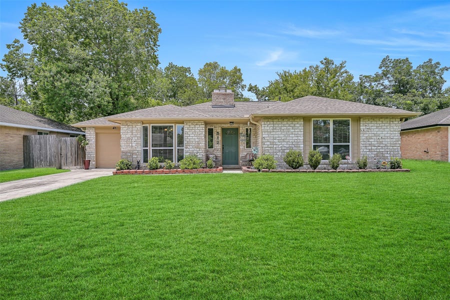 Property photo for 512 Castlelake Drive, Friendswood, TX