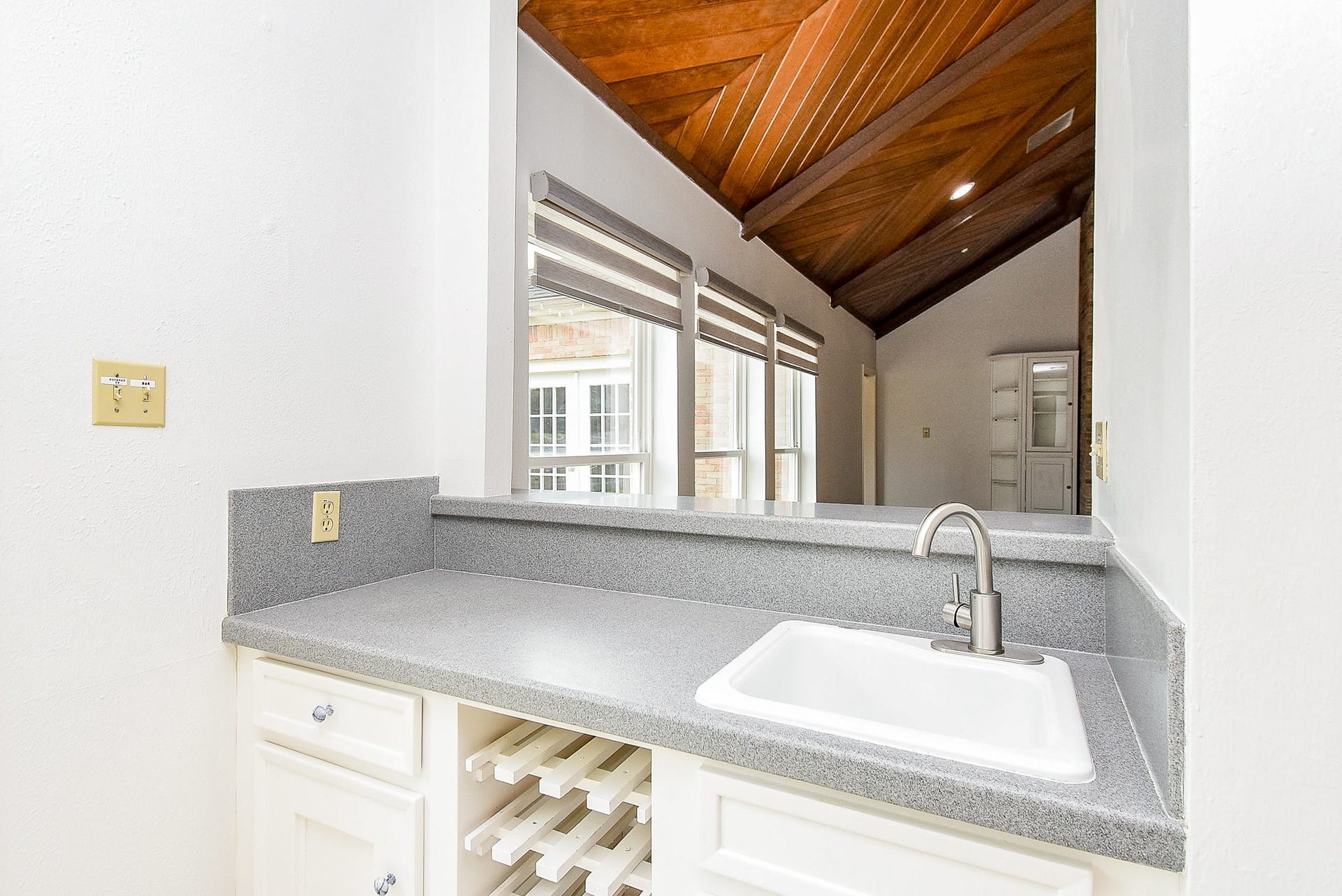 1231 Creekford Circle, Sugar Land, TX 77478 Extra Bar Serving Area In Breakfast Nook