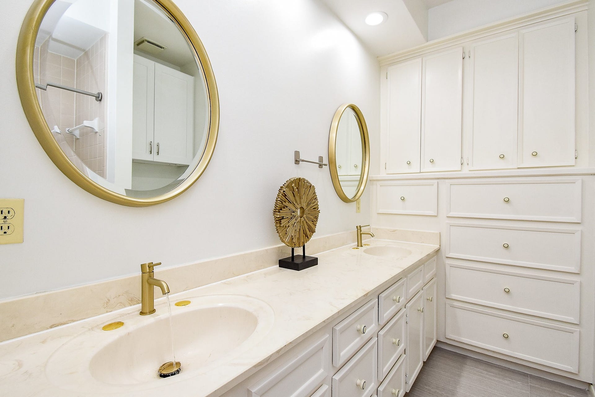 1231 Creekford Circle, Sugar Land, TX 77478 Elegant Touches in Secondary Bathroom