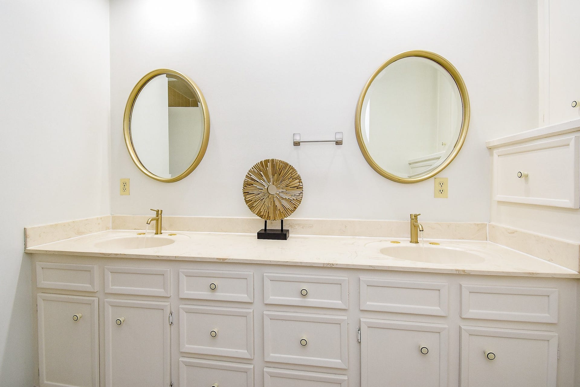 1231 Creekford Circle, Sugar Land, TX 77478 Updated Secondary Bathroom