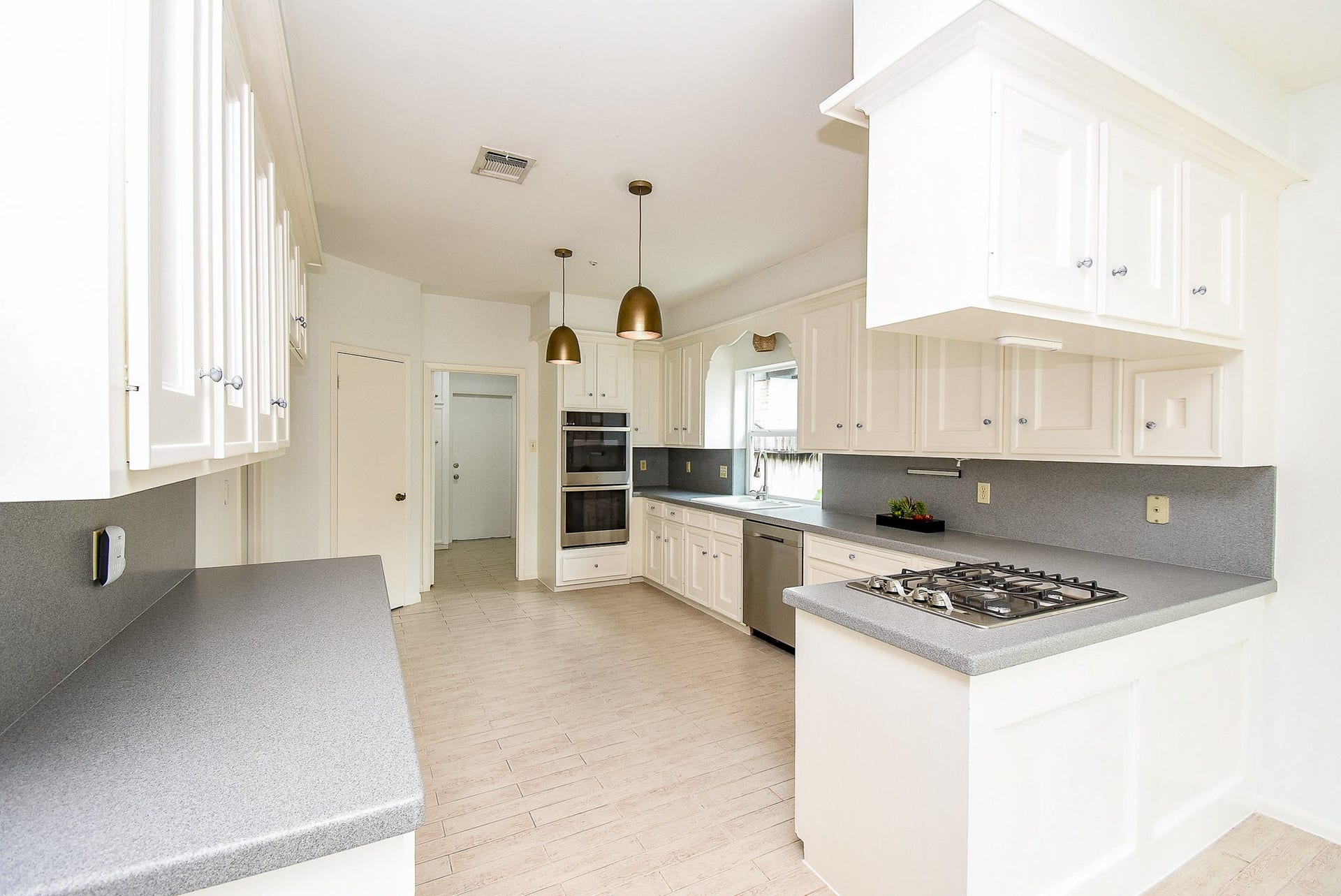 1231 Creekford Circle, Sugar Land, TX 77478 Brand new gas range & Stainless Appliances