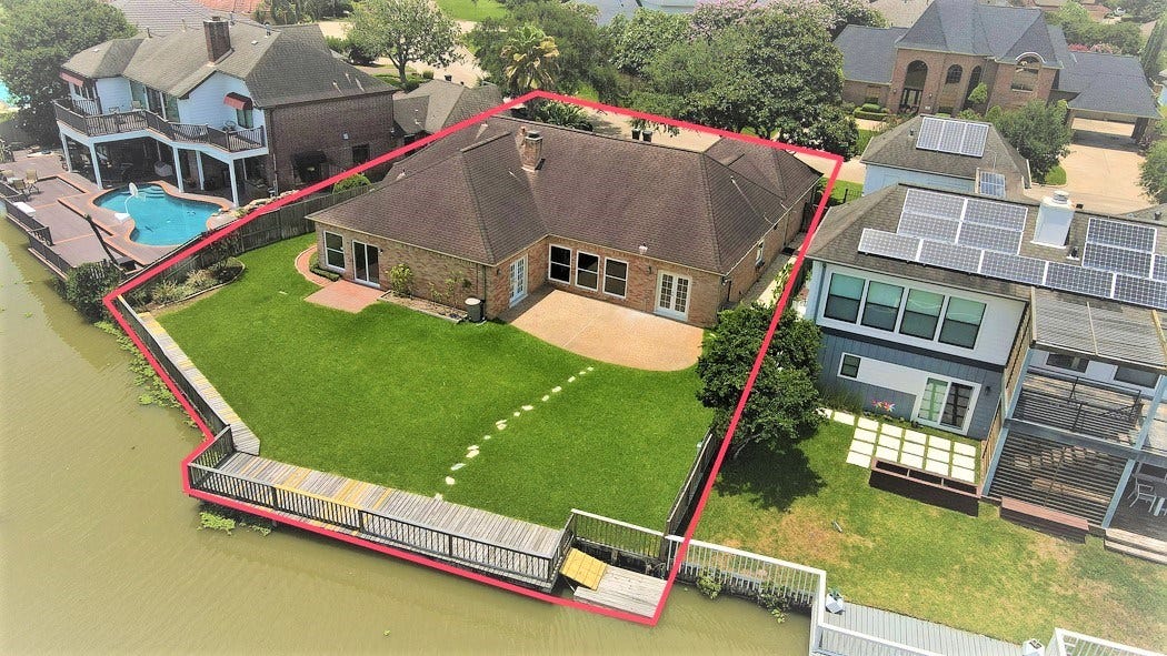 1231 Creekford Circle, Sugar Land, TX 77478 Extended Waterfront Minutes from HWY 59, 6 & 90 In Upscale Sugar Creek