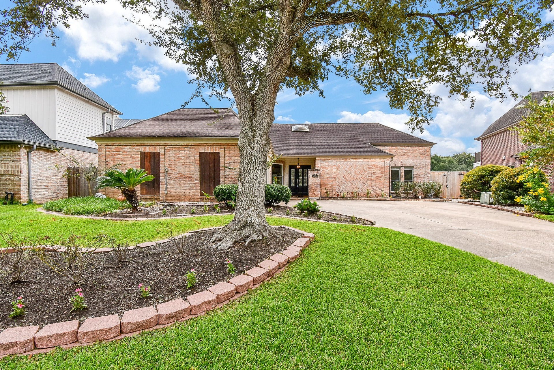 1231 Creekford Circle, Sugar Land, TX 77478 Don't miss this Waterfront Home in Sugar Creek