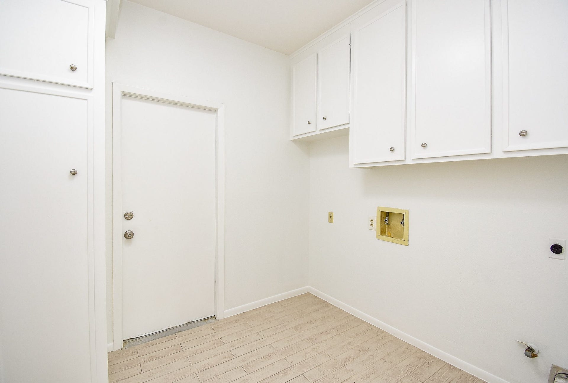 1231 Creekford Circle, Sugar Land, TX 77478 Freshly Painted Utility Room