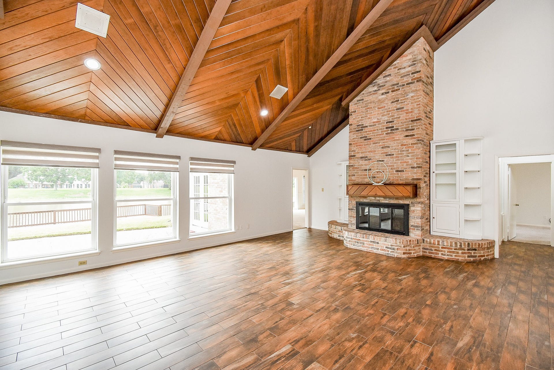 1231 Creekford Circle, Sugar Land, TX 77478 Gorgeous Elevated Ceilings in Living Room