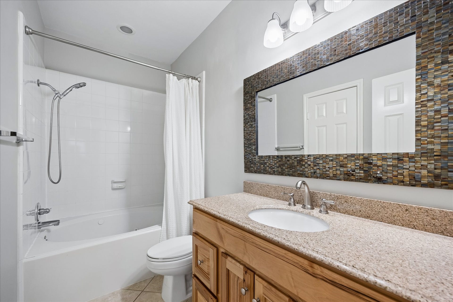 811 W Heights Hollow Lane, Houston, TX 77007 En suite secondary bath features vanity with granite countertops, soaking tub, and a huge walk-in closet.