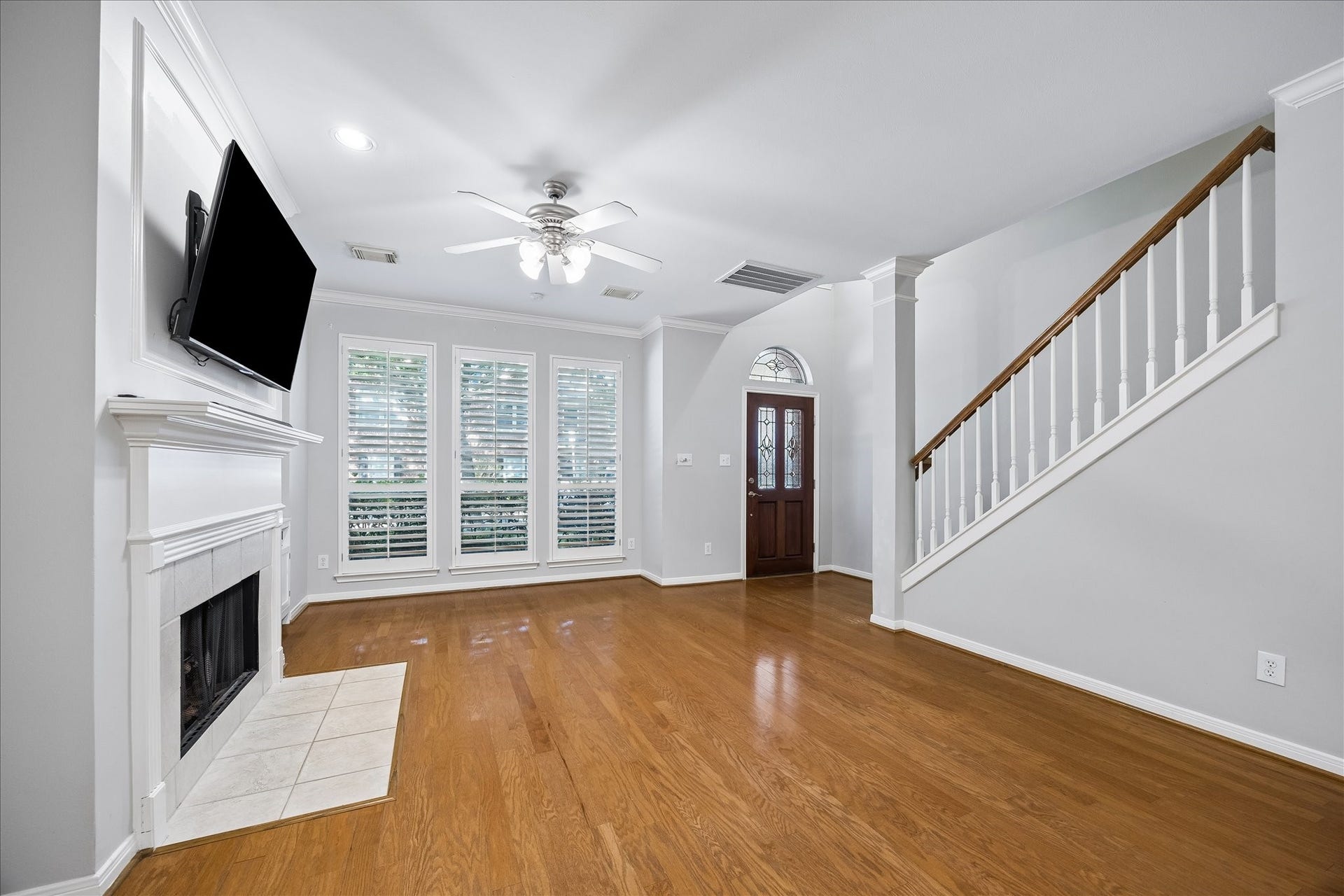 811 W Heights Hollow Lane, Houston, TX 77007 Additional view of the living room
