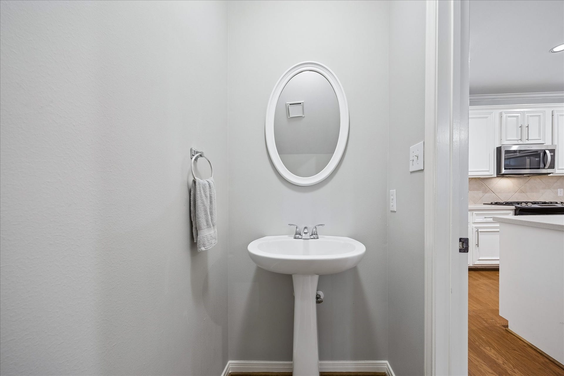 811 W Heights Hollow Lane, Houston, TX 77007 Half bath on the first floor.
