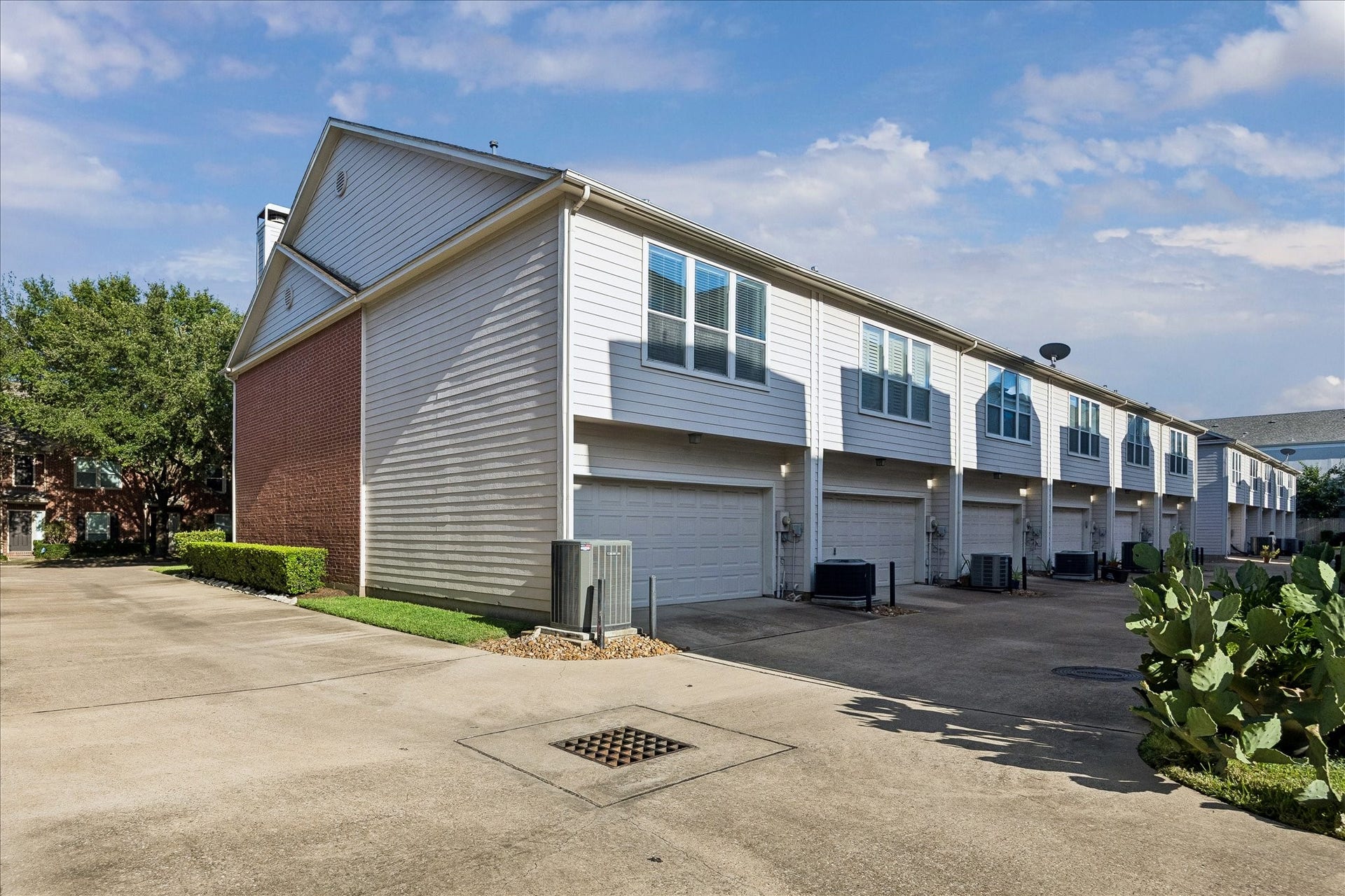811 W Heights Hollow Lane, Houston, TX 77007 Alley access to the two car garage.