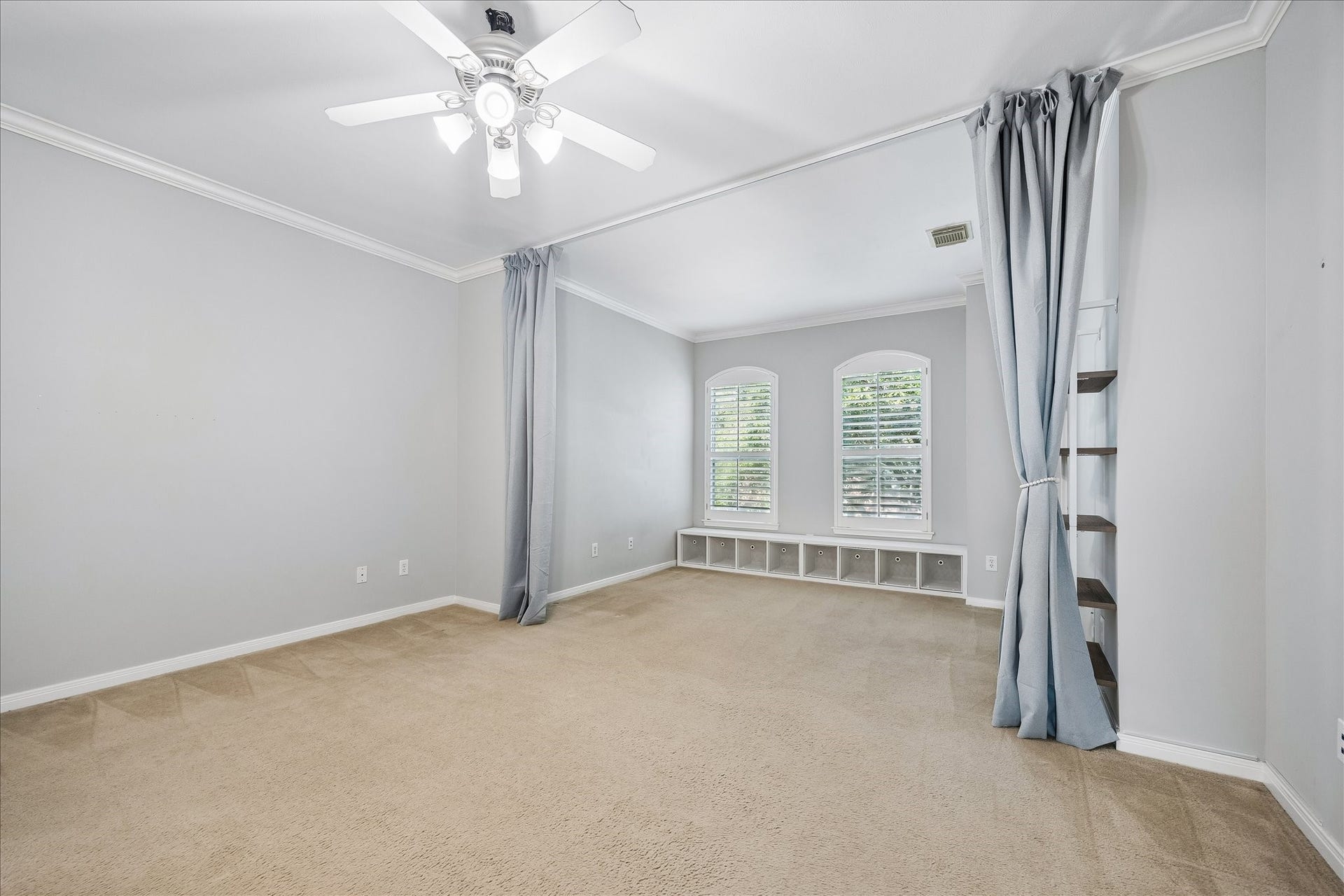 811 W Heights Hollow Lane, Houston, TX 77007 Spacious secondary bedroom would make a wonderful guest room, nursery, or home office!