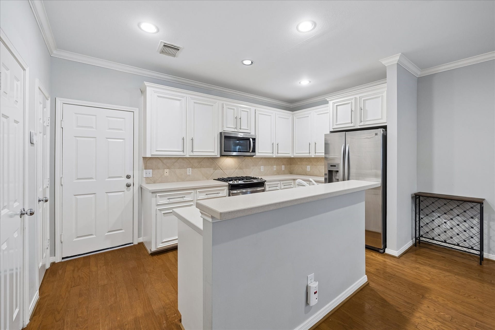 811 W Heights Hollow Lane, Houston, TX 77007 Additional view of the kitchen.