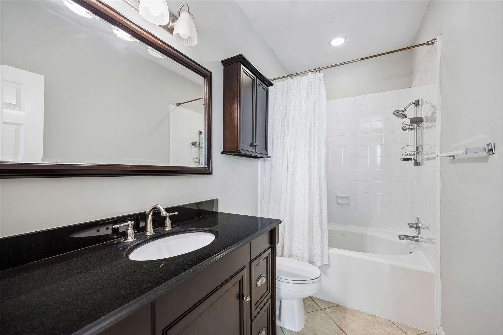 811 W Heights Hollow Lane, Houston, TX 77007 En suite primary bath features a vanity with granite countertops and a large soaking tub.