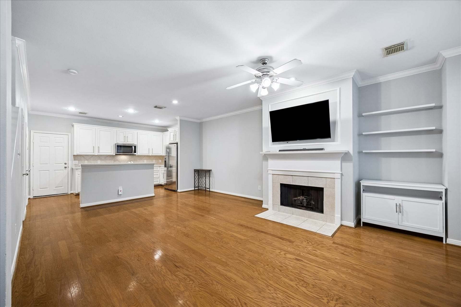 811 W Heights Hollow Lane, Houston, TX 77007 Fabulous and rare first floor living with an open floorplan. This space is perfect for entertaining or relaxing at the end of the day.