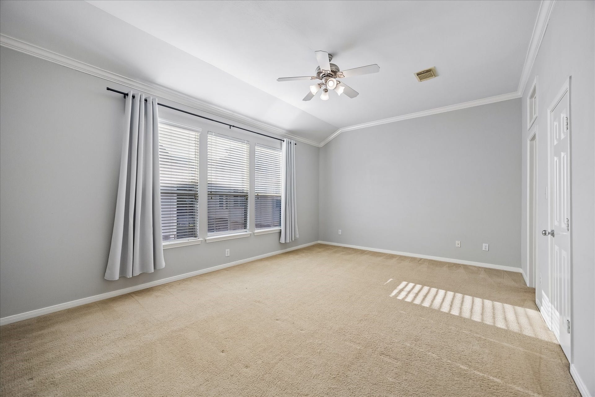 811 W Heights Hollow Lane, Houston, TX 77007 Primary suite with en suite bath and walk-in closet