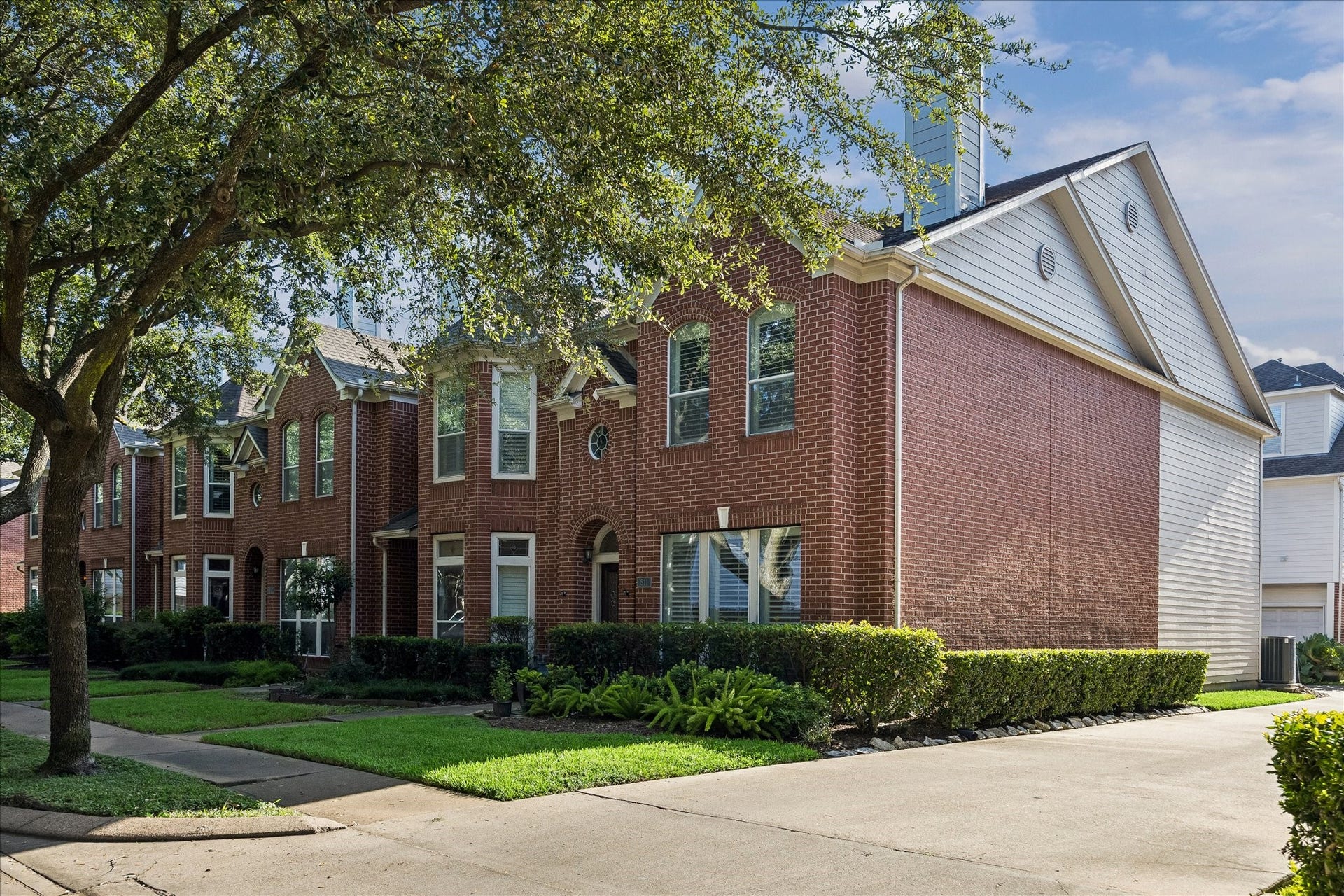 811 W Heights Hollow Lane, Houston, TX 77007 Corner location in a wonderful neighborhood!