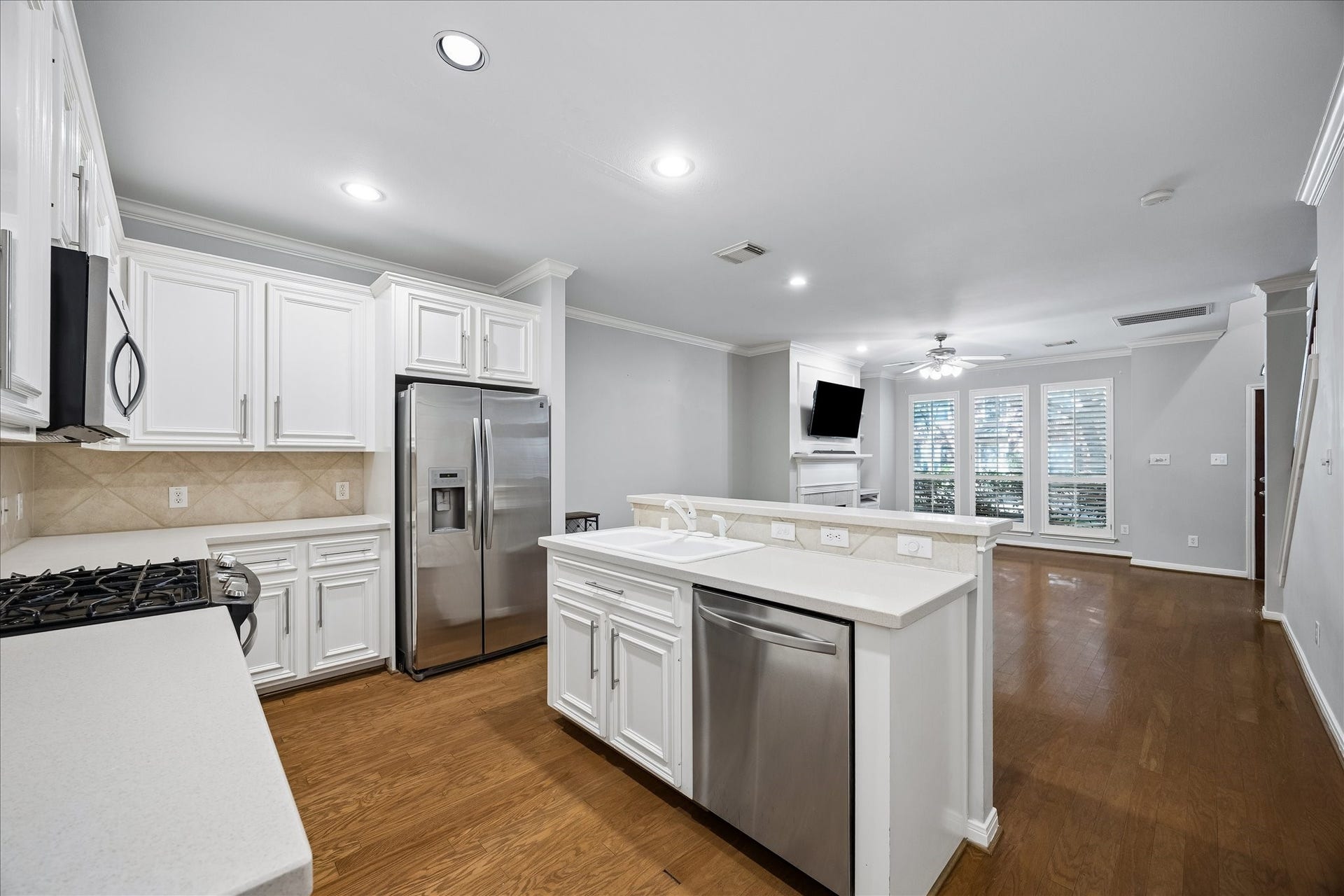 811 W Heights Hollow Lane, Houston, TX 77007 The kitchen features stainless steel appliances, ample counter space, and a walk-in pantry.