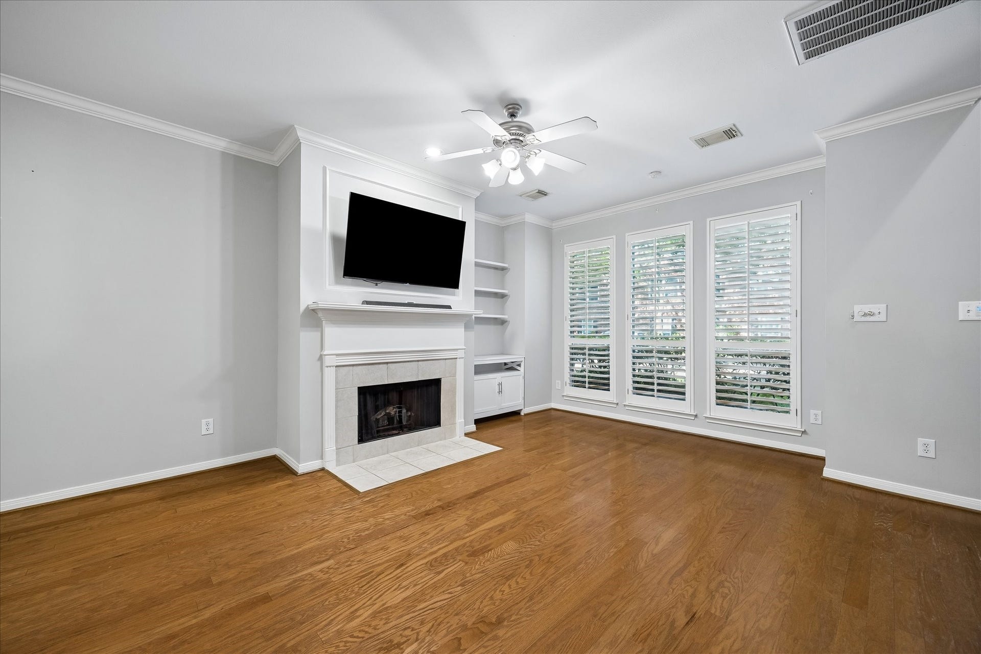 811 W Heights Hollow Lane, Houston, TX 77007 The living room features large windows that allow in an abundance of natural light and a gaslog fireplace for cozy winter nights.
