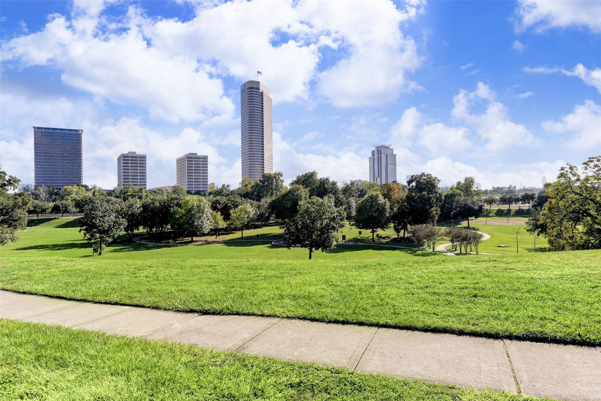 811 W Heights Hollow Lane, Houston, TX 77007 Minutes away from Spott's Park!