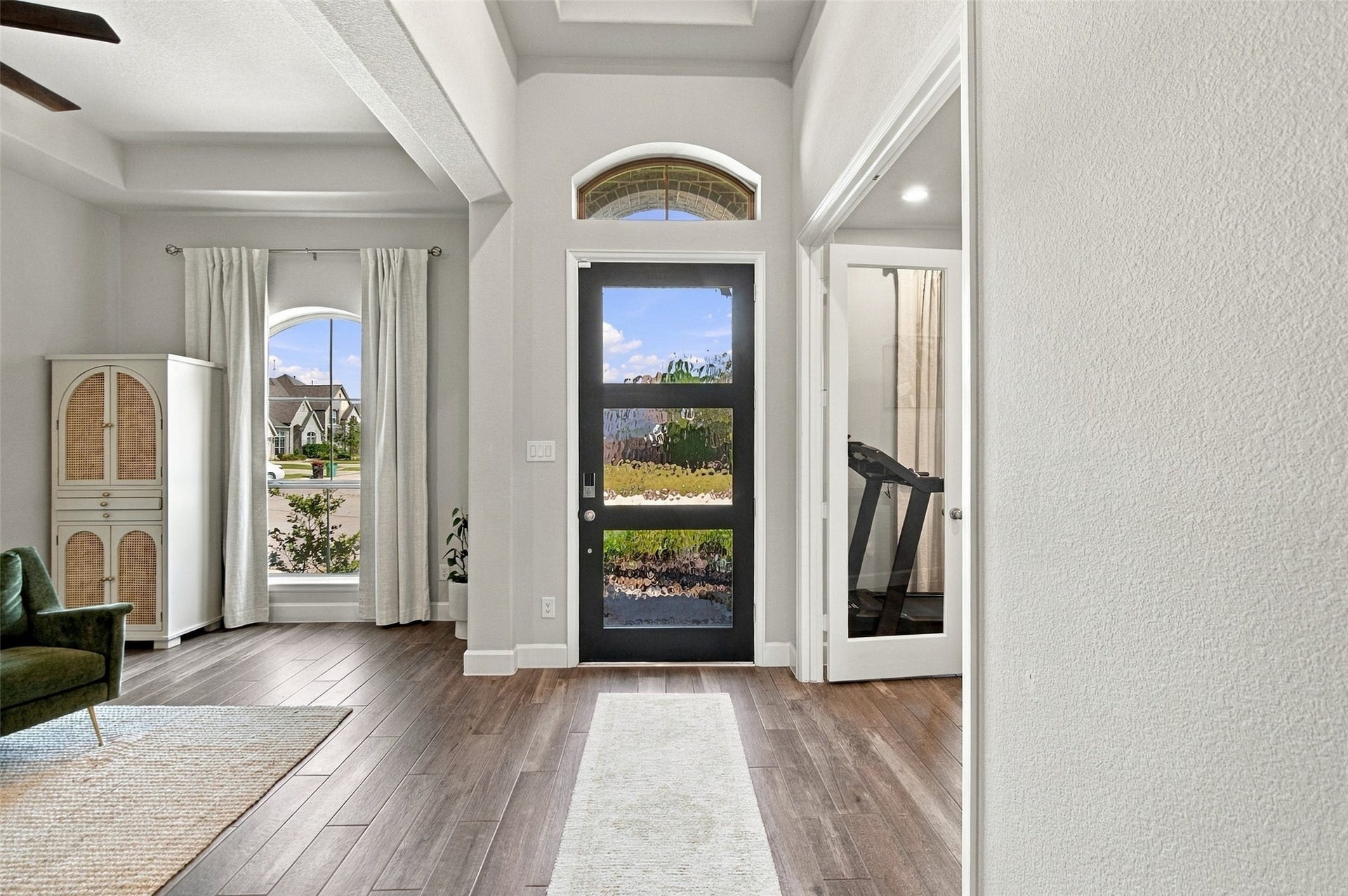 20503 Star Stable Lane, Tomball, TX 77377 Beautiful entry. Formal dining and study off the entry.